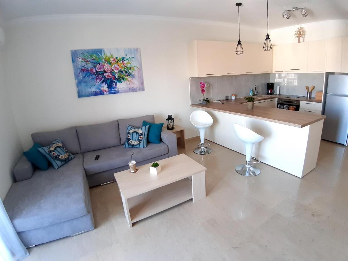 Central Apartment Near The Beach With Huge Private Terrace Loutraki  Luaran gambar