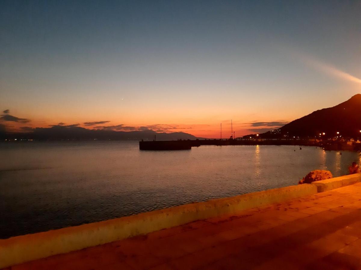 Central Apartment Near The Beach With Huge Private Terrace Loutraki  Luaran gambar