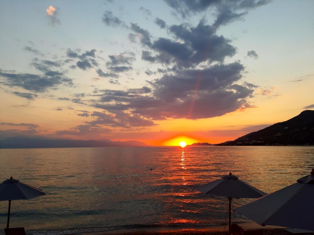 Central Apartment Near The Beach With Huge Private Terrace Loutraki  Luaran gambar
